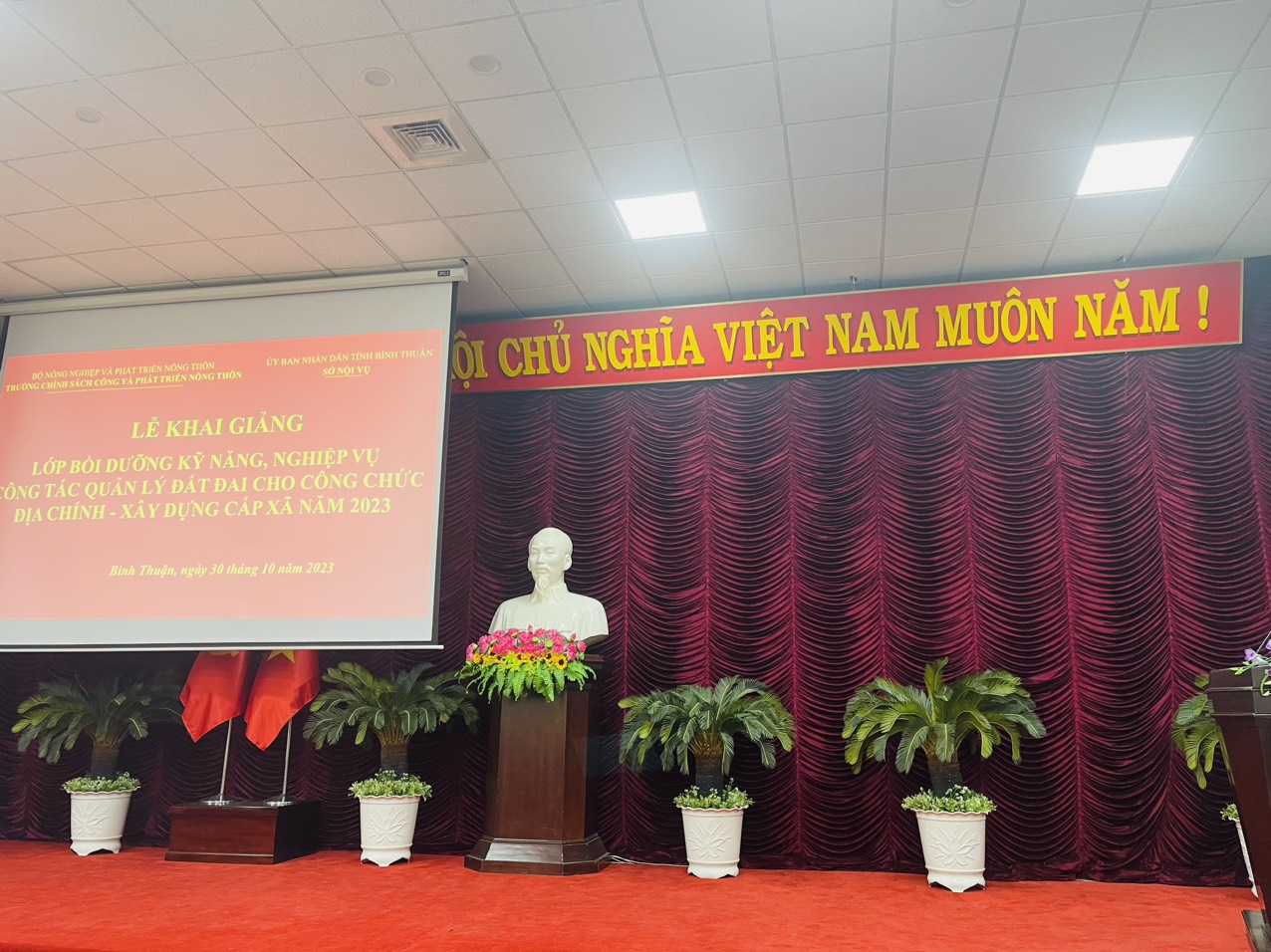 lớp Bồi dưỡng kỹ năng, nghiệp vụ công tác quản lý đất đai cho công chức địa chính – xây dựng cấp xã tại tỉnh Bình Thuận