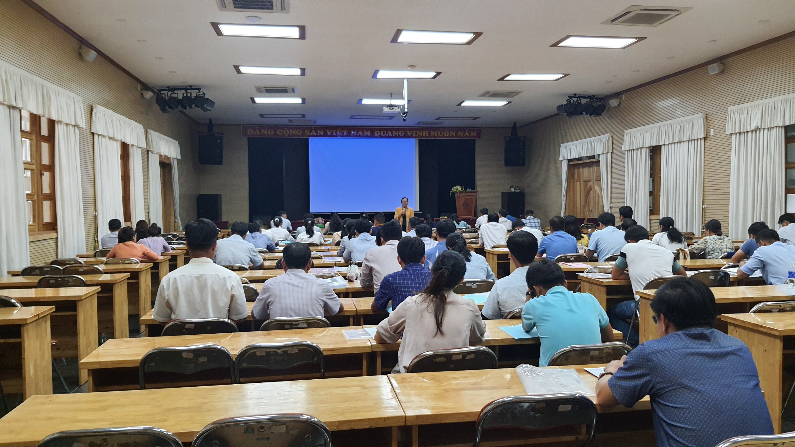 Lớp đào tạo, bồi dưỡng cán bộ ban quản lý chương trình xây dựng nông thôn mới tại 56 xã.