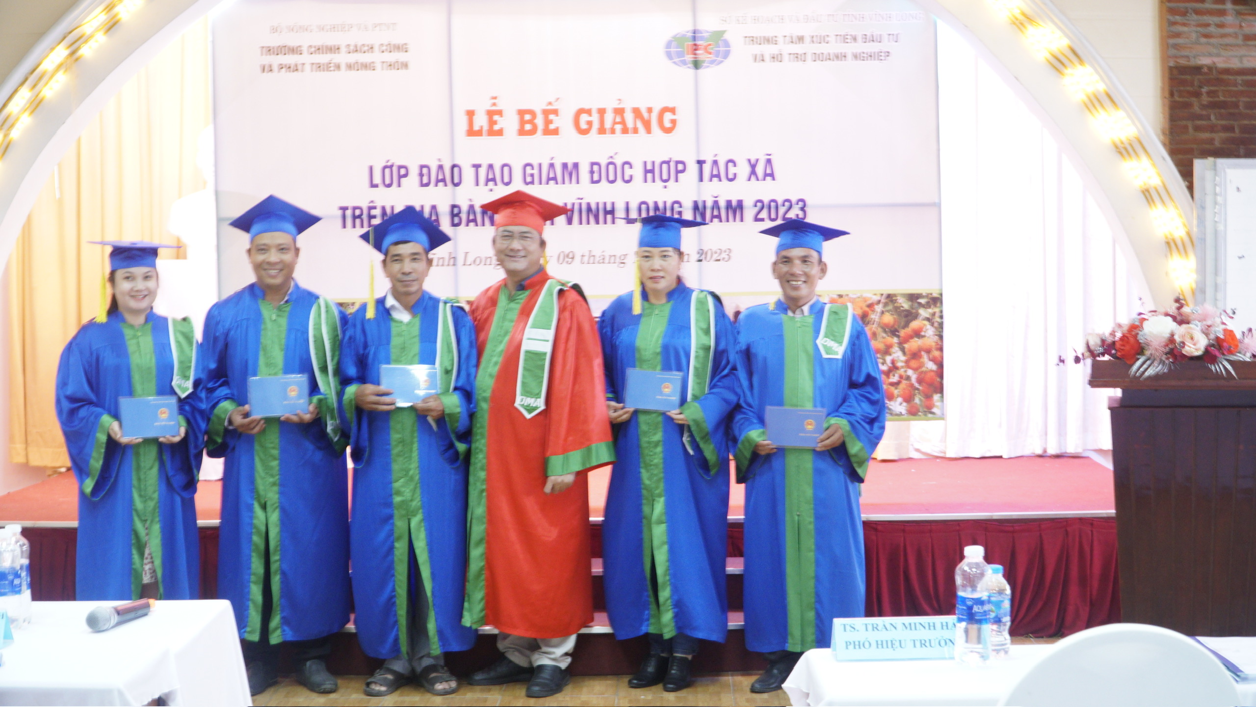 Lễ bế giảng lớp đào tạo giám đốc HTX trên địa bàn tỉnh Vĩnh Long năm 2023.