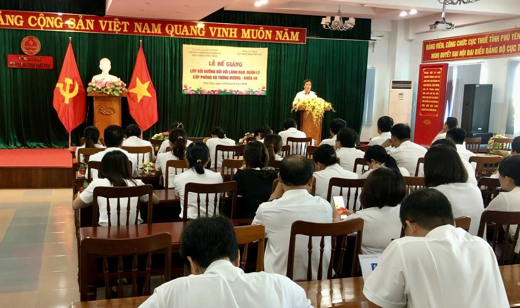 Lễ bế giảng Lớp bồi dưỡng đối với lãnh đạo, quản lý cấp phòng tại Phú Yên