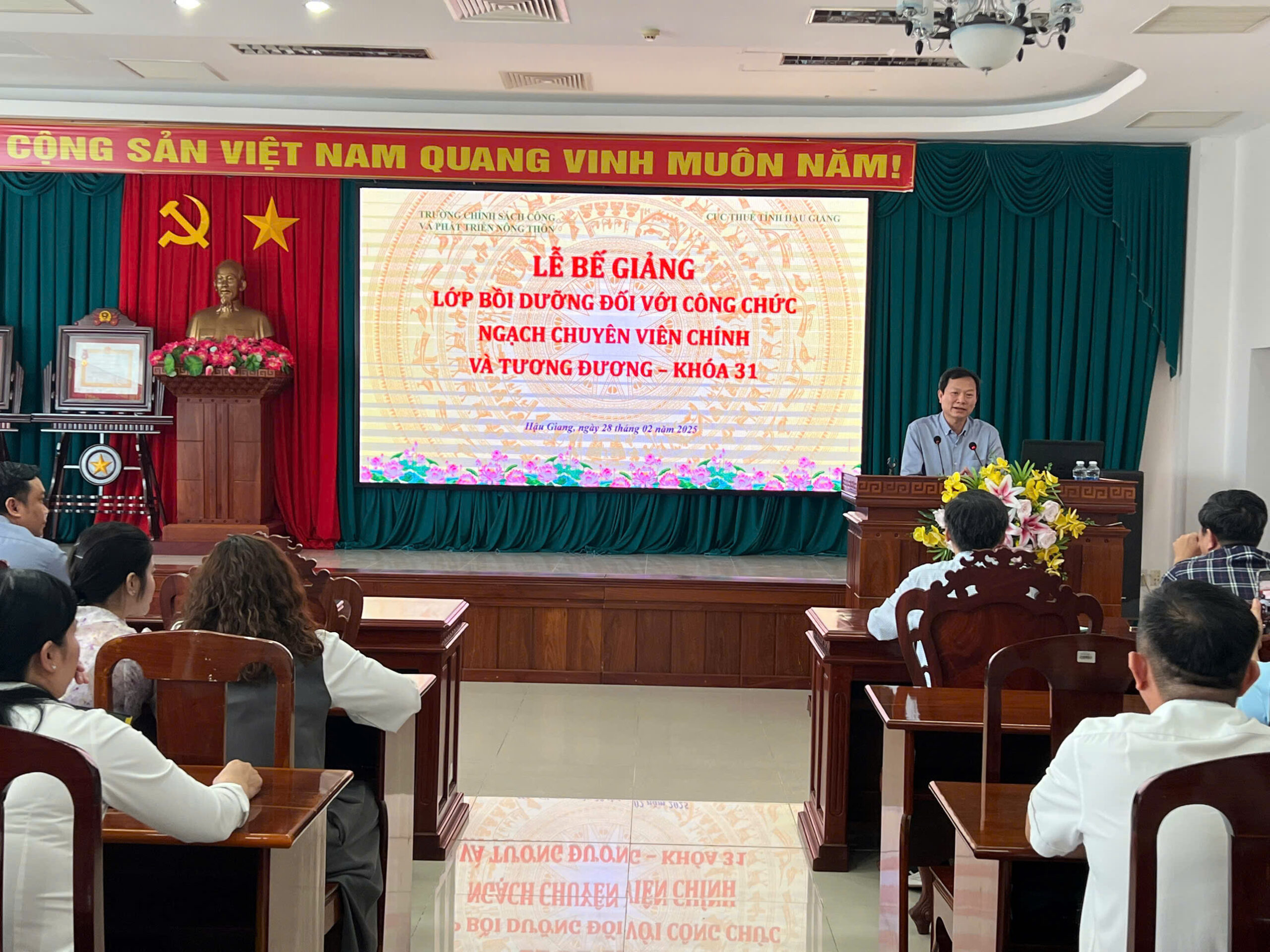 LỄ BẾ GIẢNG LỚP BỒI DƯỠNG ĐỐI VỚI CÔNG CHỨC NGẠCH CHUYÊN VIÊN CHÍNH VÀ TƯƠNG ĐƯƠNG – KHÓA 31