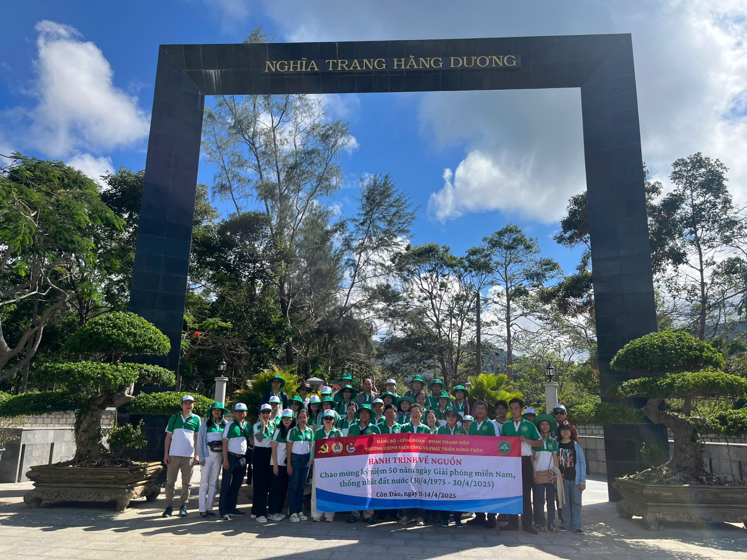 HÀNH TRÌNH VỀ NGUỒN TẠI CÔN ĐẢO – Trường Chính sách công và Phát triển nông thôn