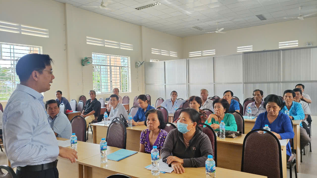 Lớp tập huấn chuyển đổi số cho các chủ thể tham gia và dự kiến tham gia các mô hình giảm nghèo gắn với chuỗi giá trị cây ăn trái