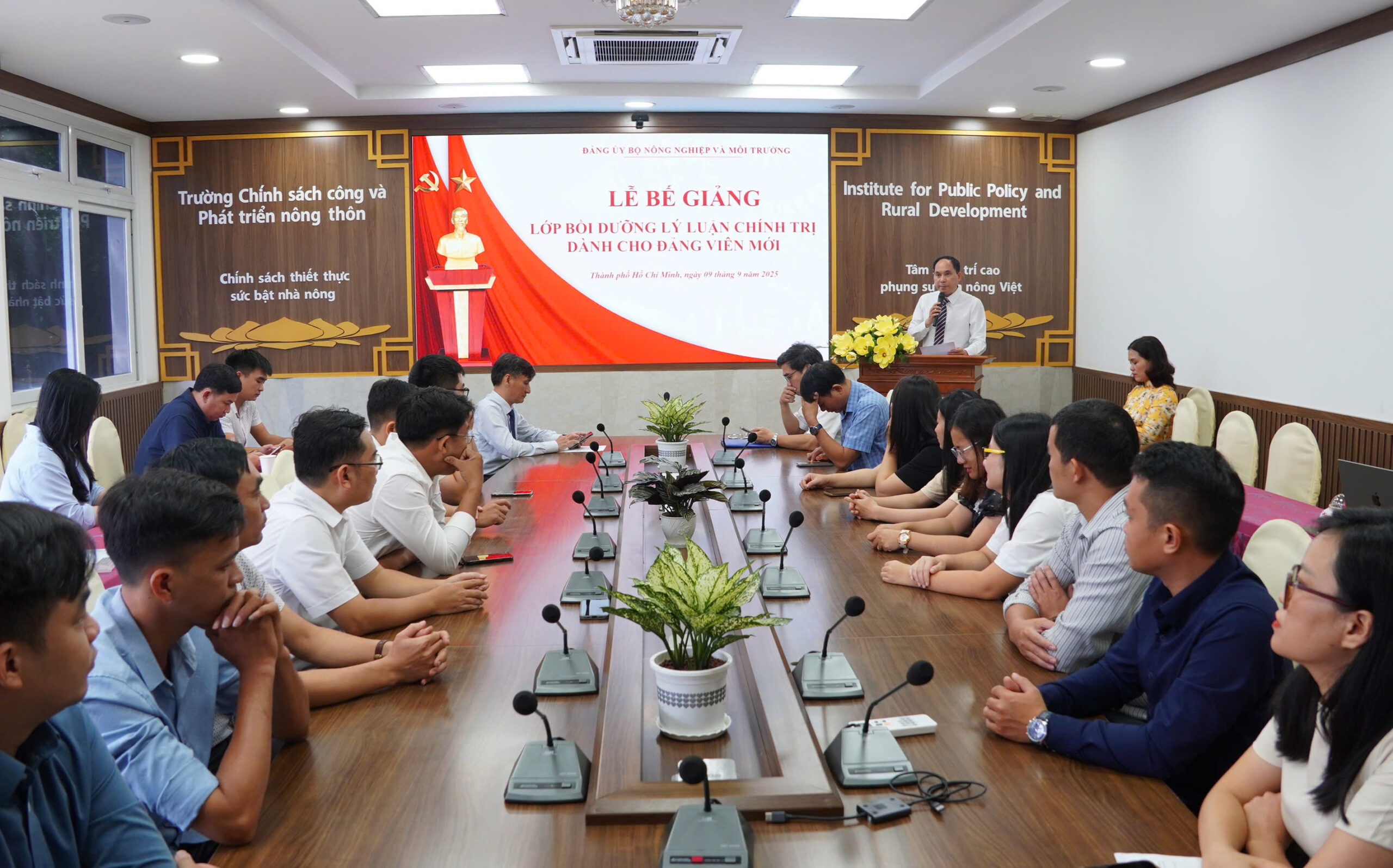 Bế giảng Lớp bồi dưỡng lý luận chính trị dành cho đảng viên mới tại Trường Chính sách công và Phát triển nông thôn