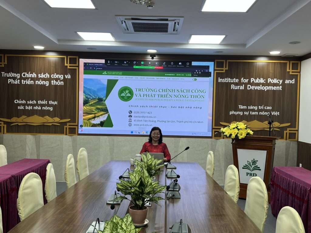 Cô TS. Võ Thị Kim Sa tại lớp học