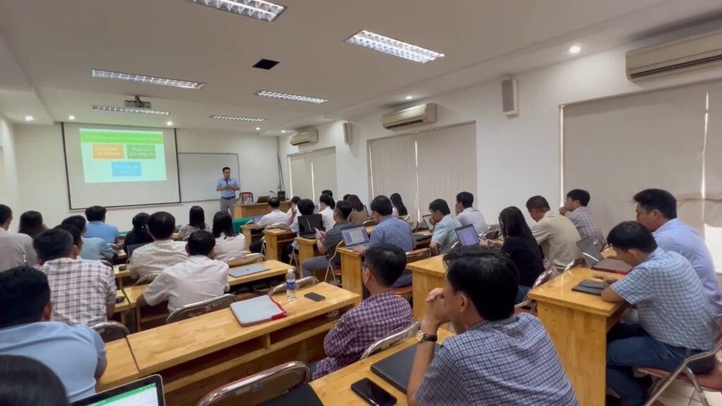 TS. Đinh Vũ Định giảng dạy tại lớp học