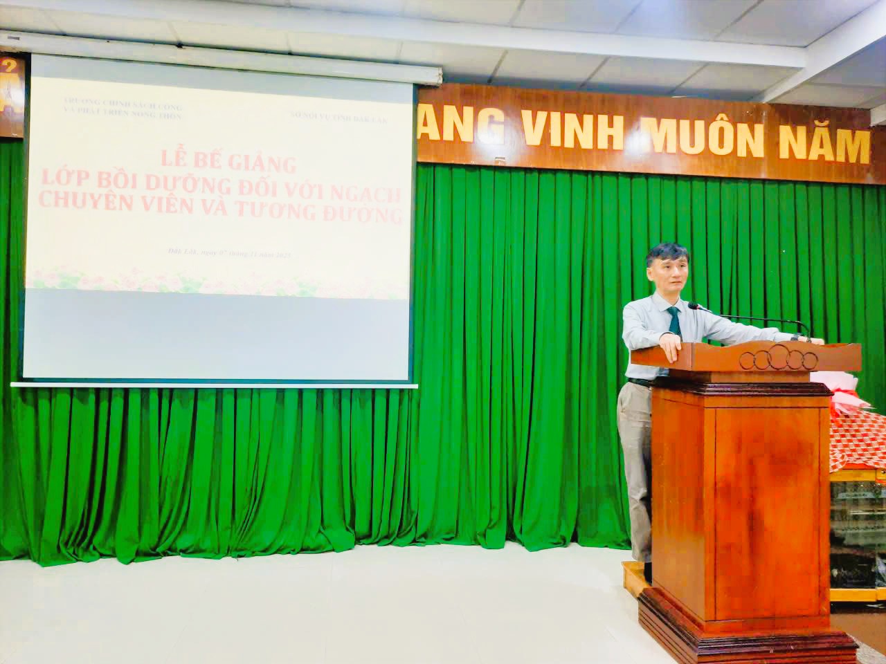 Bế giảng Lớp Bồi dưỡng Ngạch Chuyên viên tại Đắk Lắk